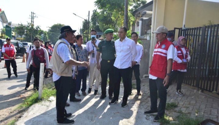 Wali Kota Eri mengecek pembangunan saluran baru di Siwalankerto/RMOLJatim