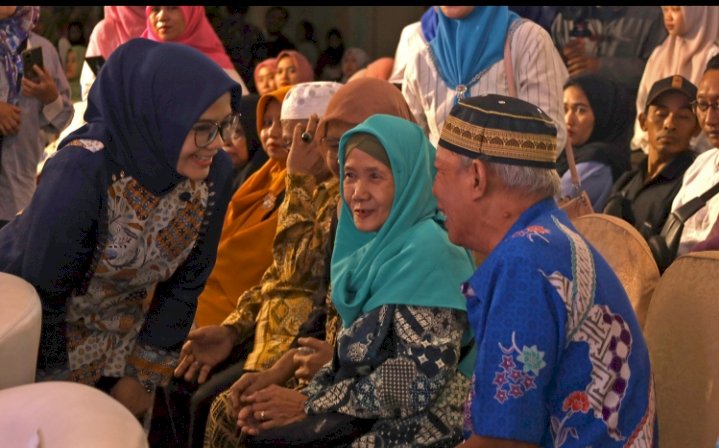 Rini Indriyani menyapa peserta nikah massal/Ist