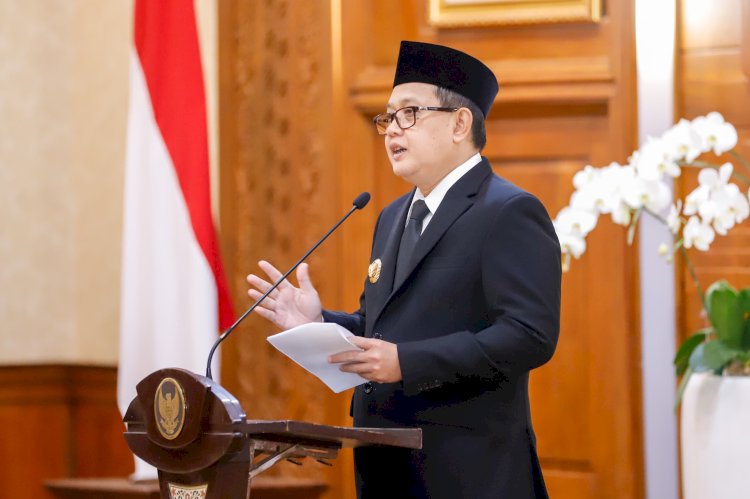 Pj Gubernur Jawa Timur Adhy Karyono saat mengukuhkan Kepala Kanreg II BKN Surabaya/Ist