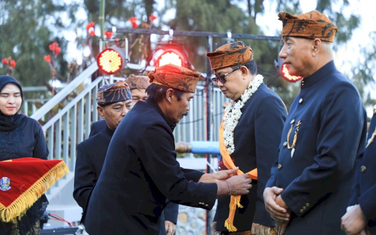 Pj Gubernur Jawa Timur Adhy Karyono saat dikukuhkan sebagai Warga Kehormatan Masyarakat Suku Tengger/Ist
