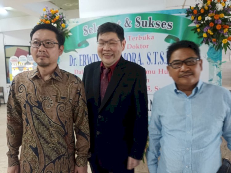 Dr. Erwin Indomora (tengah)