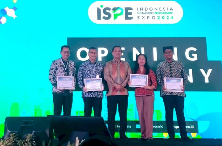 Pemkab Banyuwangi menerima penghargaan penyelenggaraan pengadaan barang/jasa secara elektronik di acara ISPE 2024/Humas Pemkab Bwi