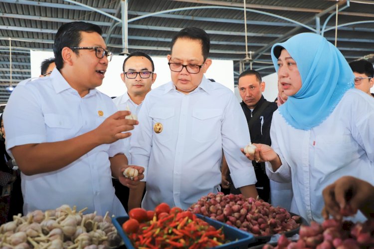 Pj Gubernur Adhy saat mendampingi kunjungan kerja Kepala Bapanas Arief Prasetyo Adi ke Pasar Nambangan Surabaya, Sabtu (22/6)/Ist