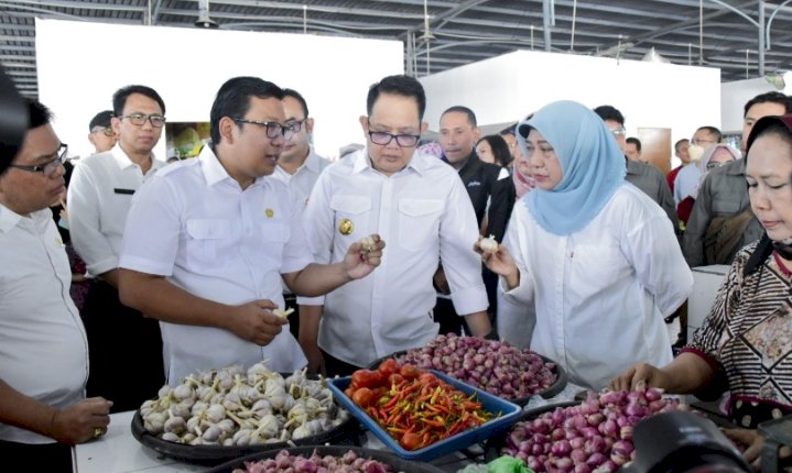 Antiek Sugiharti mendampingi Arief Prasetyo dan Adhy Karyono/RMOLJatim