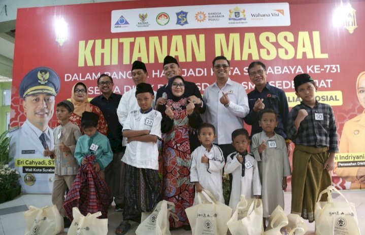 Wali Kota Eri Cahyadi dan Rini Indriyani menghadiri khitan massal/RMOLJatim