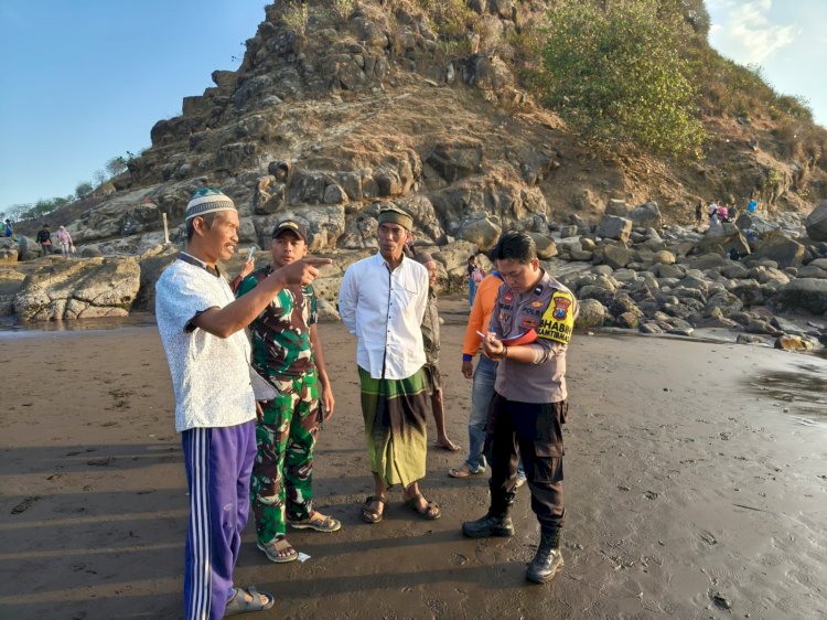 Kapolsek Ambulu Jember AKP Suhartanto bersama TNI dan tim SAR Rimba laut saat mendatangi TKP/Ist