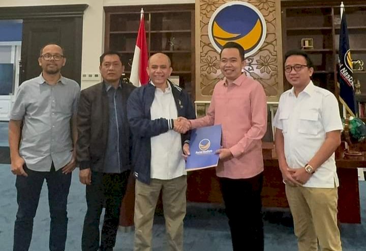 Gus Fawait saat menerima surat dari DPP Partai Nasdem di Kantor DPP Nasdem di Nasdem Tower.