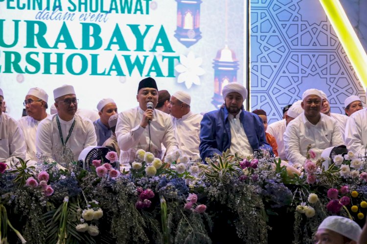 Teks foto: Wali Kota Eri mengikuti pengajian Surabaya Bersholawat bersama Habib Syech bin Abdul Qodir Assegaf/ist