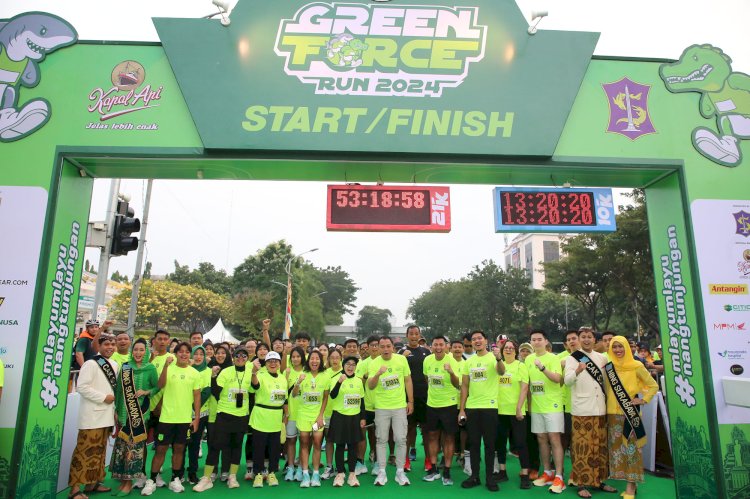 Teks foto: Wali Kota Eri didampingi Ketua TP PKK Kota Surabaya Rini Indriyani mengikuti event lari GFR 2024/ist