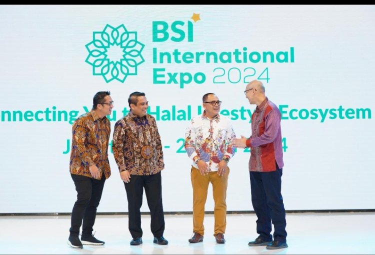 (kiri-kanan). Penandatangan kerjasama dilakukan oleh Direktur Sales and Distribution BSI Anton Sukarna (dua dari kiri), Direktur Sales PT Telekomunikasi Selular Adiwinahyu Basuki Sigit, Direktur PT Pertamedika Bali Hospital Mochamad Sonny Irawan, Direktur PT Adi Sarana Armada Tbk dan PT Adi Sarana Transportasi Jerry Fandy Tunjungan (paling kanan).