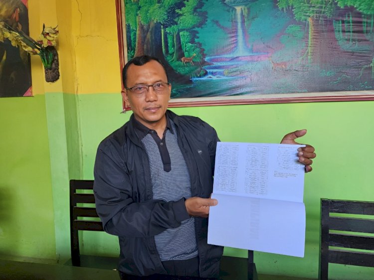 Ketua DPW JPKP Jatim, Siswanto menunjukkan hasil kajian tentang indikasi kebocoran pendapatan negara sektor galian c/ist