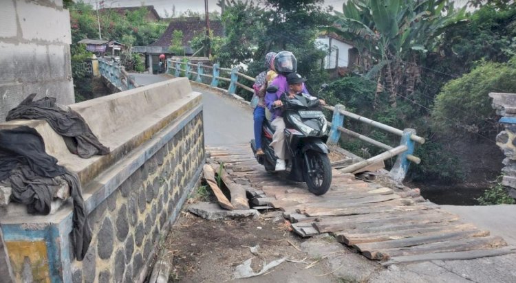 Pengguna Jalan harus melintasi pondasi kayu di jembatan Klumutan Kabupaten Madiun/RMOLJATIM.