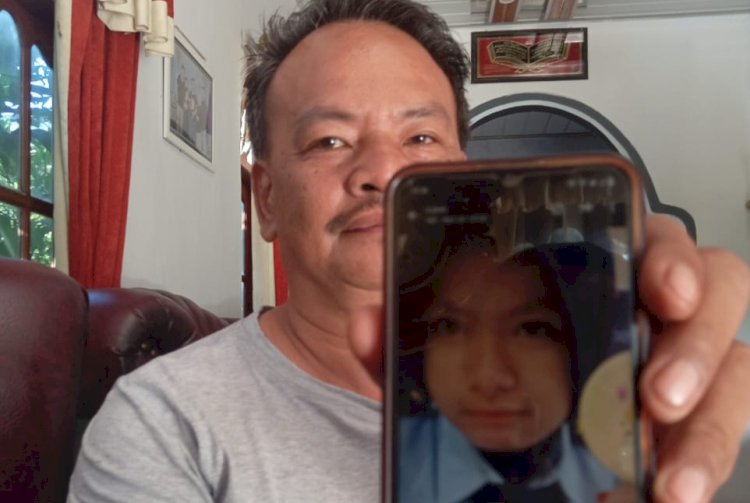 Agung Sugiyanto menunjukan photo keponakanya semasa hidup/it