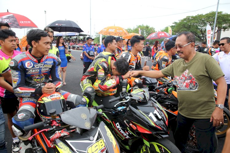 Teks foto: Armuji menghadiri ajang balap motor LFN HP969 Road Race Championship 2024/ist