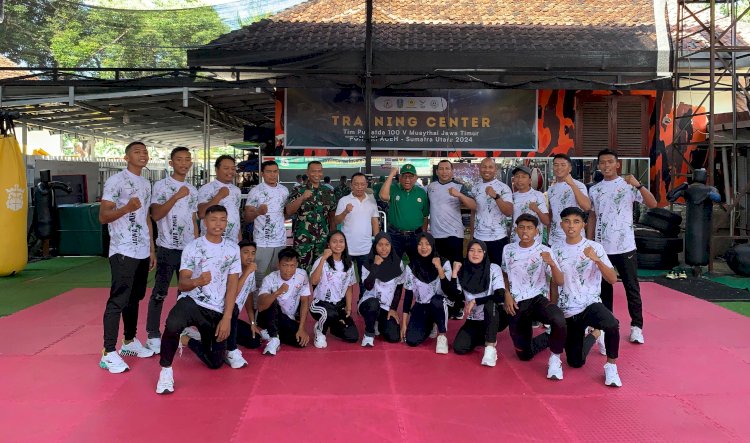 Sekretaris Umum KONI Jatim, Akmal Budianto didampingi Ketua Muaythai Jatim, Baso Juherman melepas atlet Muaythai Jatim ke Bangkok/Ist