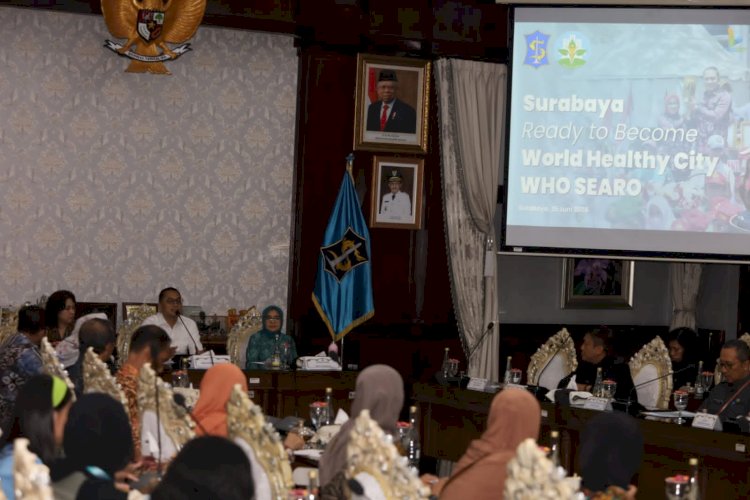 Teks foto: Wali Kota Eri menerima kunjungan WHO Indonesia, beserta Sekjen Forum Kota Sehat Nasional/RMOLJatim