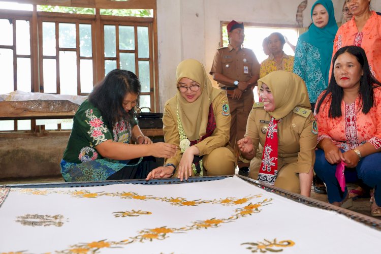 Caption: Bupati Ipuk Fiestiandani melihat industri kreatif batik Kinnara Kinnari/Humas Pemkab Bwi