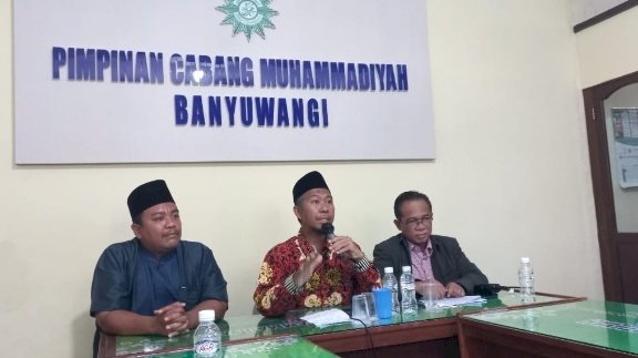 Caption: Pengurus PD Muhammadiyah Banyuwangi memberikan keterangan kepada wartawan usai bersilaturahmi dengan warga Pakel/RMOLJatim