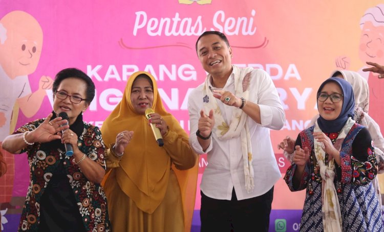 Wali Kota Eri Cahyadi menghadiri Pentas Seni Karang Werda Wiguna Karya Kebonsari, Kelurahan Jambangan/RMOLJatim
