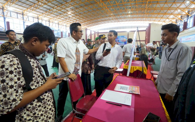 Pj Wali Kota Mojokerto Moh Ali Kuncoro saat meninjau salah satu stan di Job Fair/ist