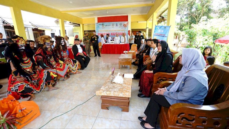 Bupati Ipuk ngantor di Desa Cluring, berkesempatan menyaksikan kesenian jaranan yang diperagakan pasien ODGJ/Humas Pemkab Bwi