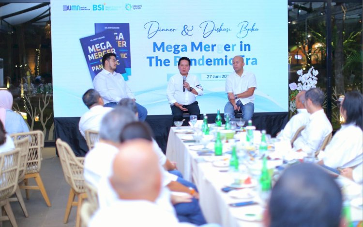 Dirut BSI Hery Gunardi (tengah) didampingi Direktur Keuangan & Strategi BSI Ade Cahyo Nugroho (kanan) dan Chief Economist BSI Banjaran Surya Indrastomo (kiri) saat acara  Diskusi Buku 