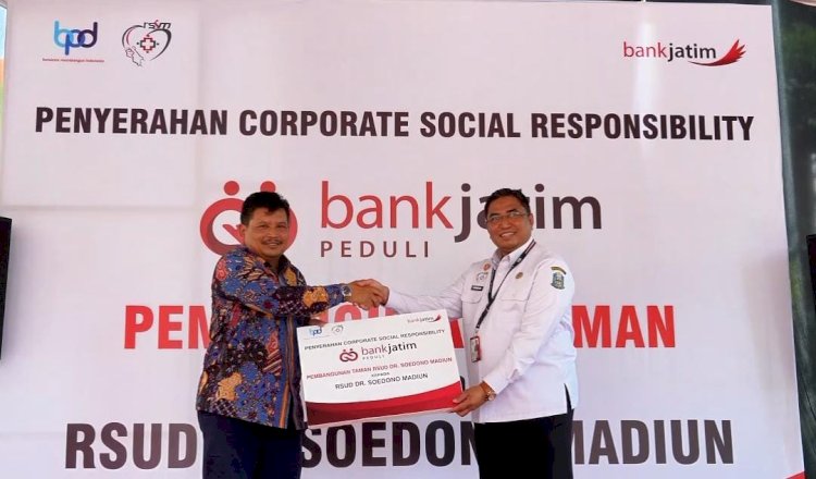 Direktur Utama bankjatim Busrul Iman menyerahkan bantuan CSR kepada RSUD dr Soedono Madiun/Ist