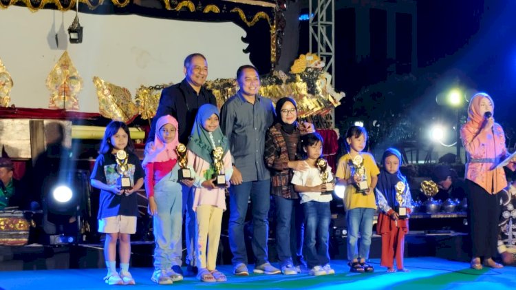 Eri Cahyadi saat di Tugu Pahlawan Surabaya 