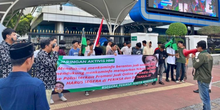 Jaringan Aktivis HMI saat menggelar aksi berantas judi online di Kementerian Komunikasi dan Informatika/Net