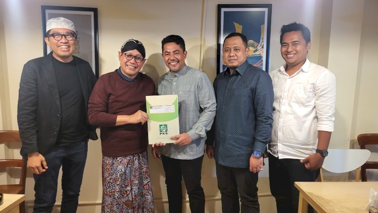 Ketua Desk Pilkada PKB Abdul Halim Iskandar menyerahkan rekom kepada Gus Haris dan Ra Fahmi/Ist