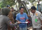 Satpol PP Surabaya Sosialisasikan Penertiban di Bantaran Sungai Kali Tebu, Bantu Angkut Barang yang Tak Terpakai