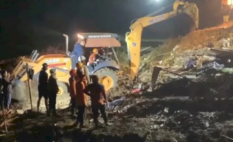 BPBD Kabupaten Blitar dalam proses pencarian tiga warga yang tertimbun longsor/Ist