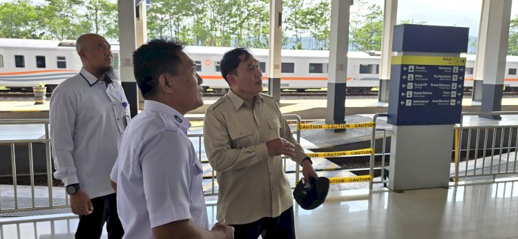 Bambang Haryo Soekartono (BHS) saat melakukan kunjungan kerja di Stasiun Ketapang Banyuwangi, Kamis (27/6)/Ist