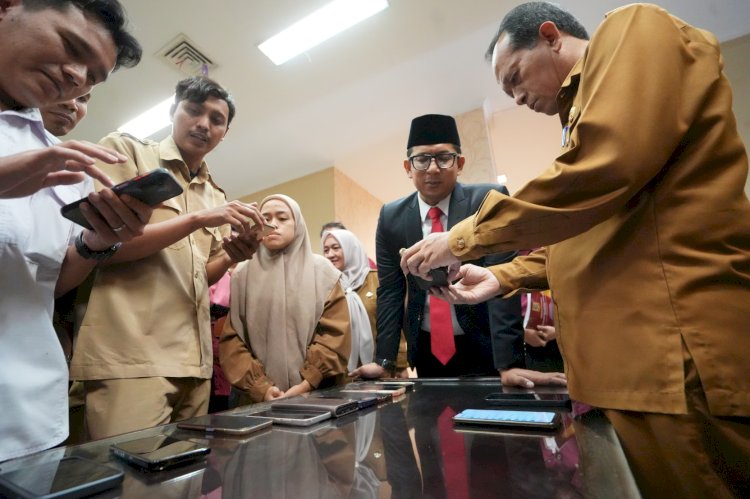 Pj Walikota Mojokerto M Ali Kuncoro saat sidak HP ASN/Ist