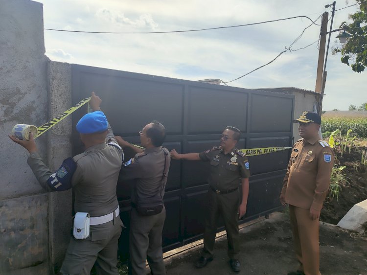 Pj Bupati Probolinggo, Ugas Irwanto beserta rombongan saat menyegel tempat karaoke/ist