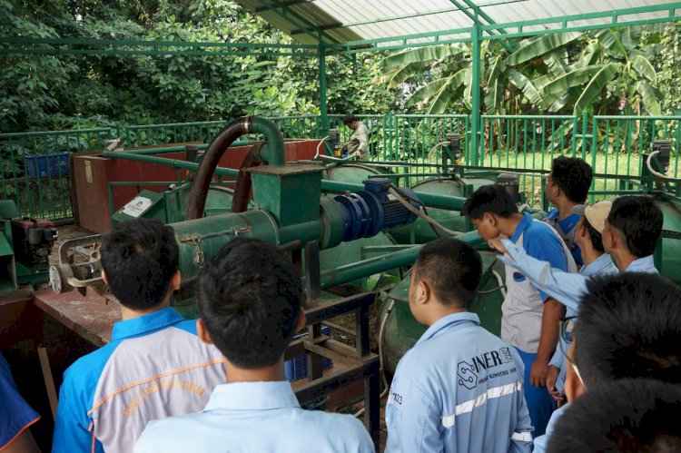 Siswa SMKN 54 Jakarta mengunjungi lokasi program Waste to Energy kerjasama PT Paiton Energy dan Taman Margasatwa Ragunan (TMR)/Ist