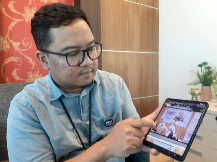 Area Manager Communication Relations & CSR PT Pertamina Patra Niaga Regional Jatimbalinus, Ahad Rahedi memperlihatkan foto para pelaku UMK yang sedang mengikuti pelatihan diajang Pertamina UMK Academy 2024.