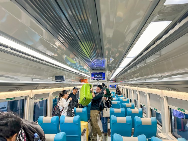 Penumpang kereta api/ ist