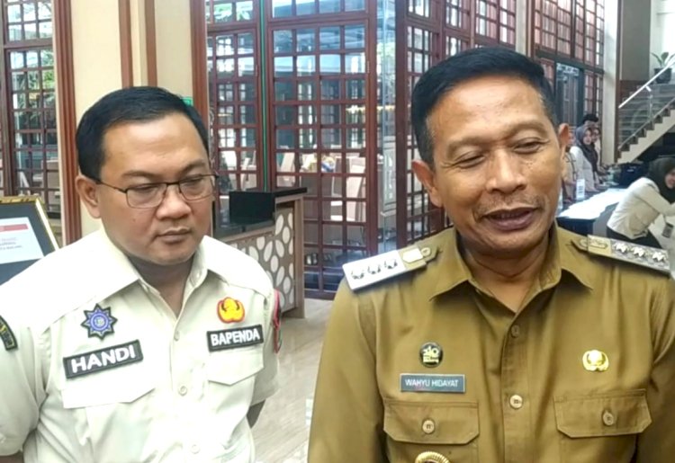 Pj Wali Kota Malang, Dr. Ir. Wahyu Hidayat, MM (kanan) bersama Kepala Bapenda Kota Malang, Handi Priyanto (kiri)/Ist