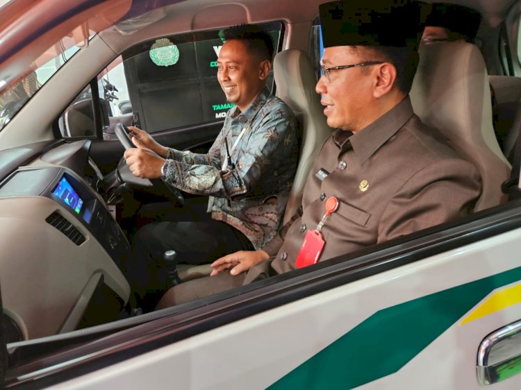 Asisten Perekonomian dan Pembangunan Setda Kota Mojokerto Ruby Hartoyo saat mencoba mengendarai mobil listrik yang diluncurkan SMK Tamansiswa Mojokerto  /ist