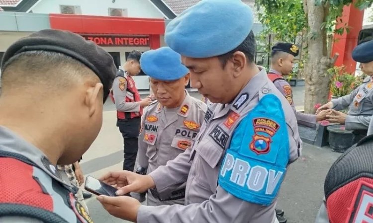 Polres Ponorogo merazia ponsel personelnya/Ist