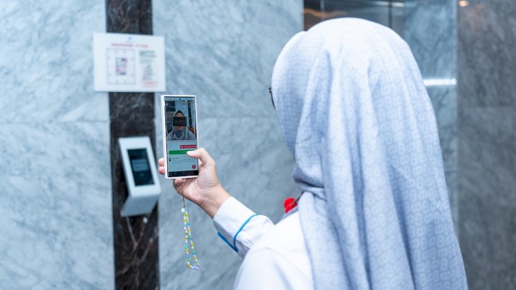 Pegawai TPS melakukan absensi mandiri menggunakan PCiCo/ist