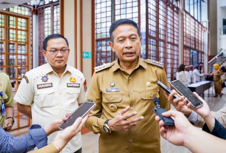 Pj Wali Kota Malang, Dr. Ir. Wahyu Hidayat, MM (kanan) bersama Kepala Bapenda Kota Malang, Handi Priyanto (kiri)/Ist