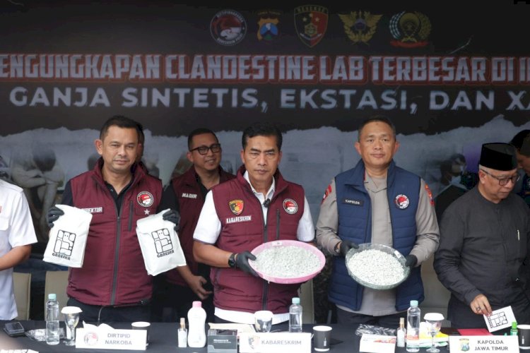 polisi membeberkan hasil barang bukti / humas polri 