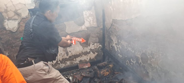  Polisi melakukan olah TKP dalam peristiwa kebakaran di rumah Jumari.