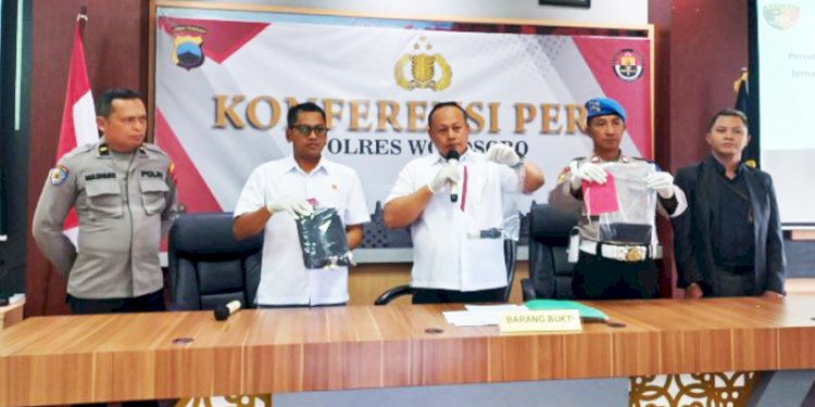 Kasat Reskrim, AKP Kuseni (tengah), menunjukan sejumlah barang bukti/RMOLJateng