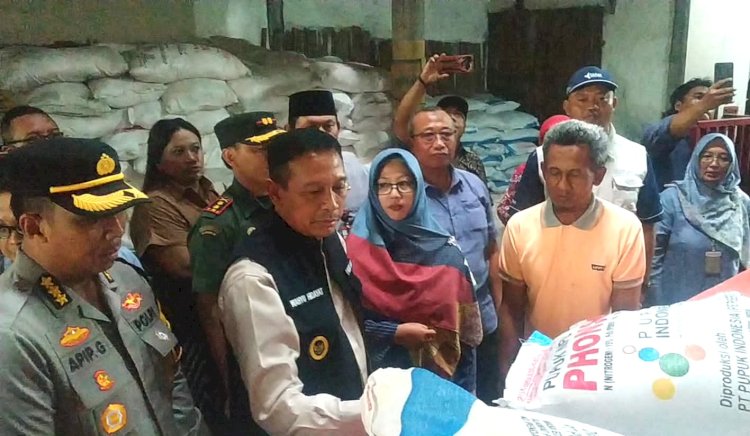 Pj Wali Kota Malang Wahyu Hidayat (tengah memakai rompi hitam) saat mengunjungi kios penyalur pupuk bersubsidi/RMOLJatim