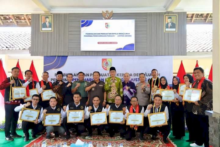 Kades penerima penghargaan PJA, bersama Forpimda Jember/Ist