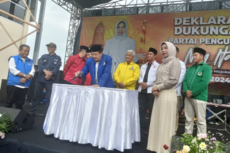Ketua DPC Partai Demokrat Kota Mojokerto Deni Novianto saat menandatangani deklarasi dukungan, disaksikan oleh Ning Ita, Cawali Mojokerto/ist
