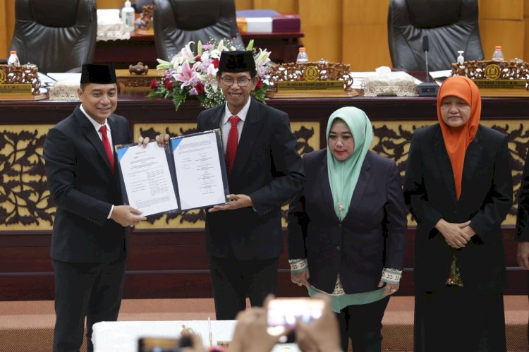Teks foto: Wali Kota Eri beesama Ketua DPRD Surabaya saat rapat paripurna  RPJPD Kota Surabaya periode 2025-2045/RMOLJatim